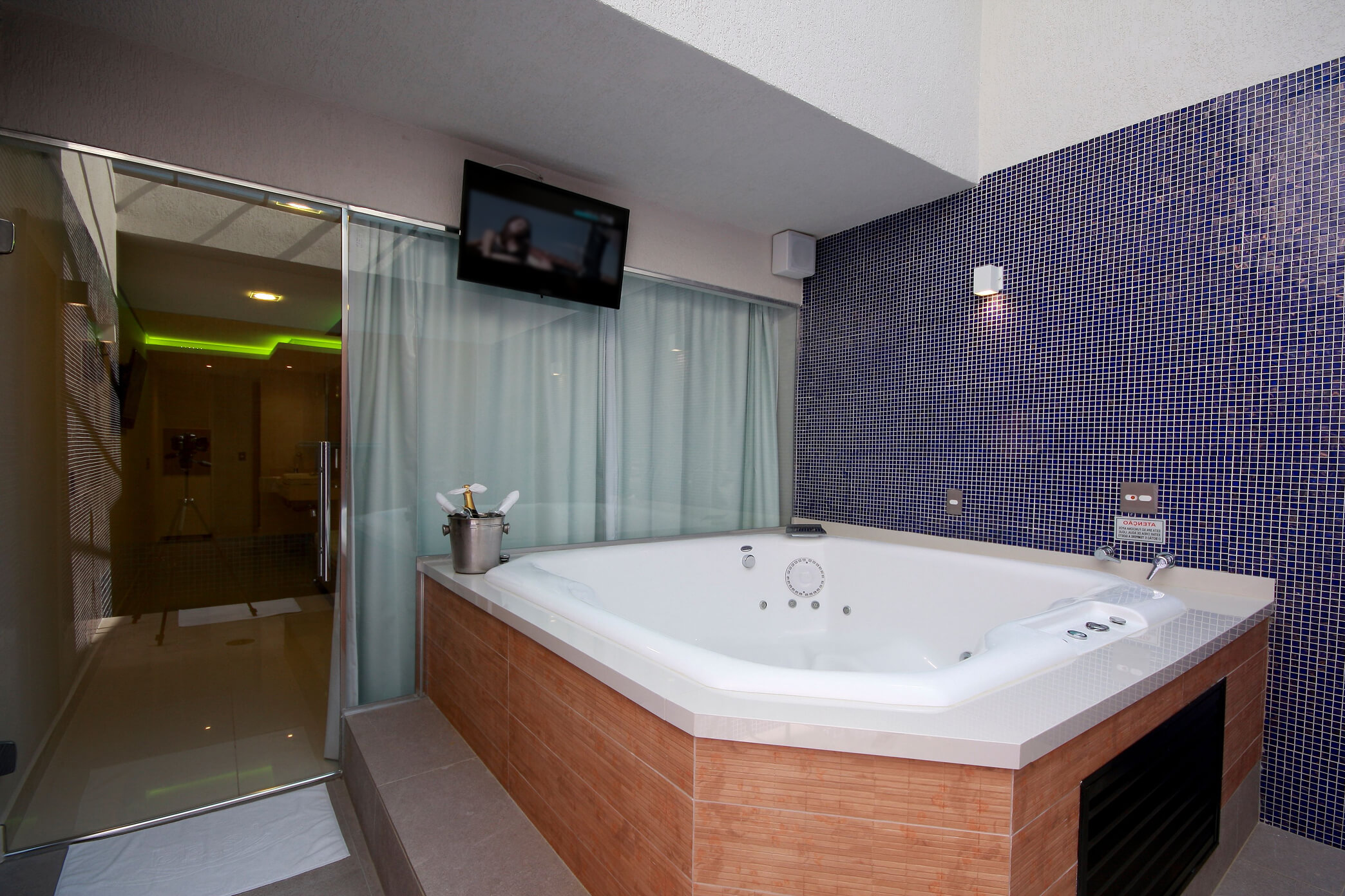 imagem de suíte com hidro